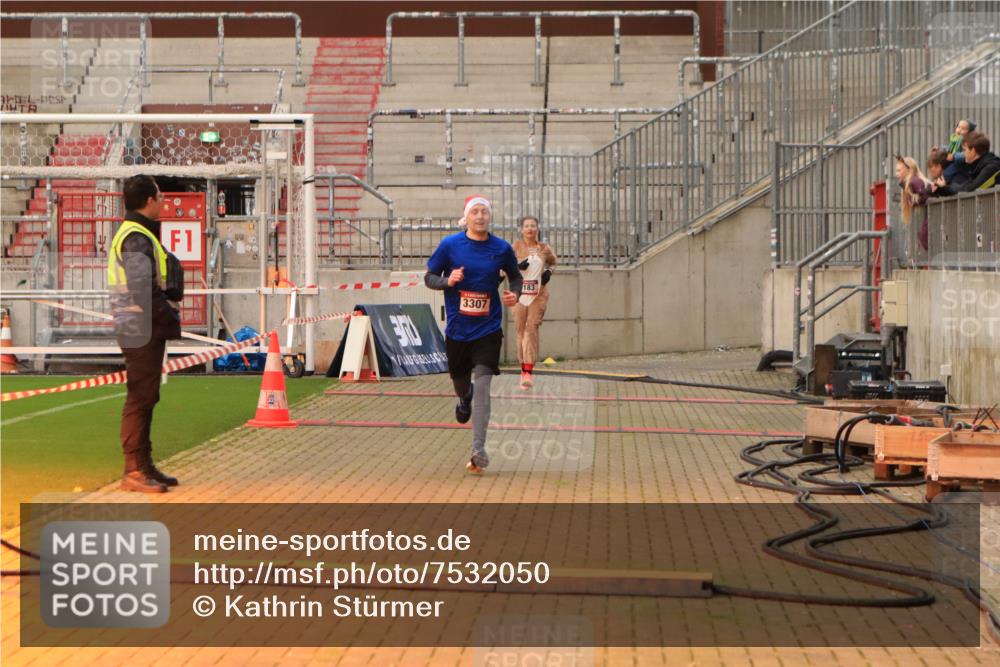 08.12.2024 - St. Pauli X-Mass-Run No. 14 Kathrin Stürmer Photography http://msf.ph/oto/7532050 08.12.2024 09:53:06 Ziel  meine-sportfotos.de