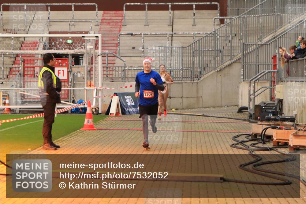 08.12.2024 - St. Pauli X-Mass-Run No. 14 Kathrin Stürmer Photography http://msf.ph/oto/7532052 08.12.2024 09:53:06 Ziel  meine-sportfotos.de