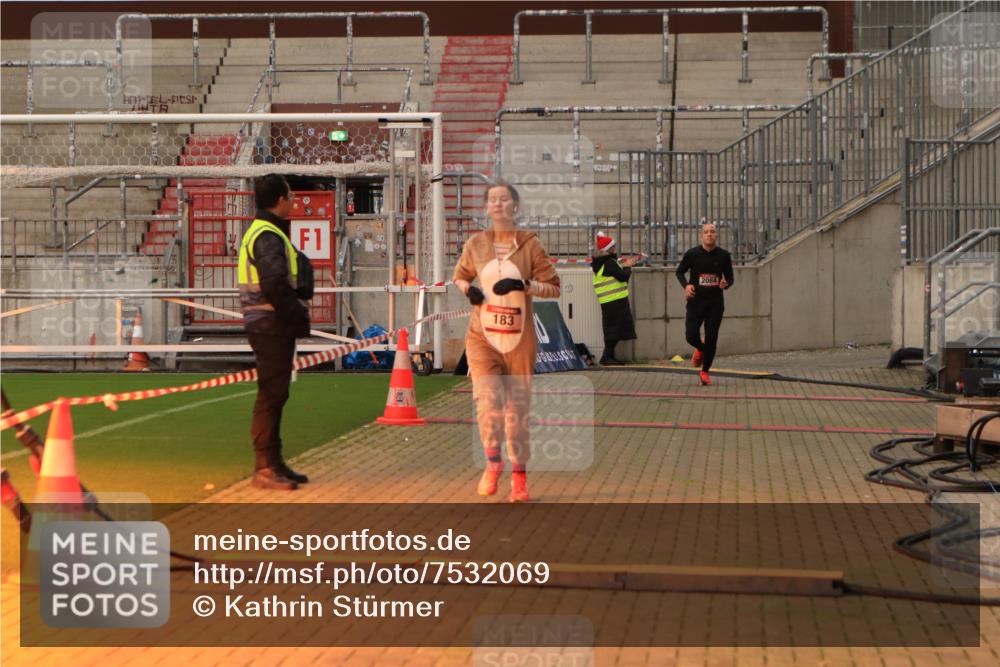 08.12.2024 - St. Pauli X-Mass-Run No. 14 Kathrin Stürmer Photography http://msf.ph/oto/7532069 08.12.2024 09:53:10 Ziel  meine-sportfotos.de