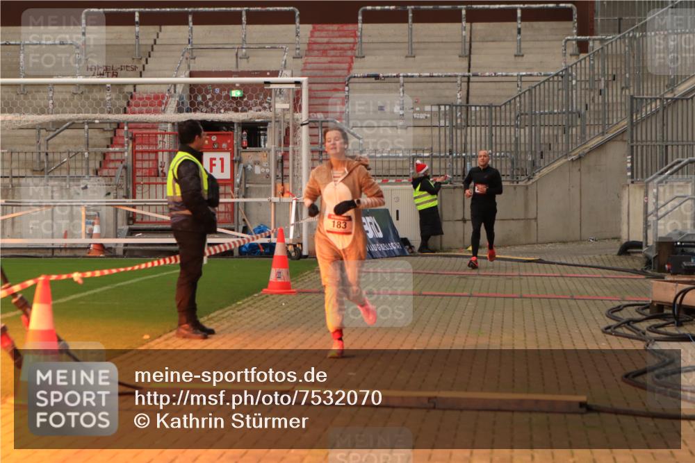 08.12.2024 - St. Pauli X-Mass-Run No. 14 Kathrin Stürmer Photography http://msf.ph/oto/7532070 08.12.2024 09:53:10 Ziel  meine-sportfotos.de