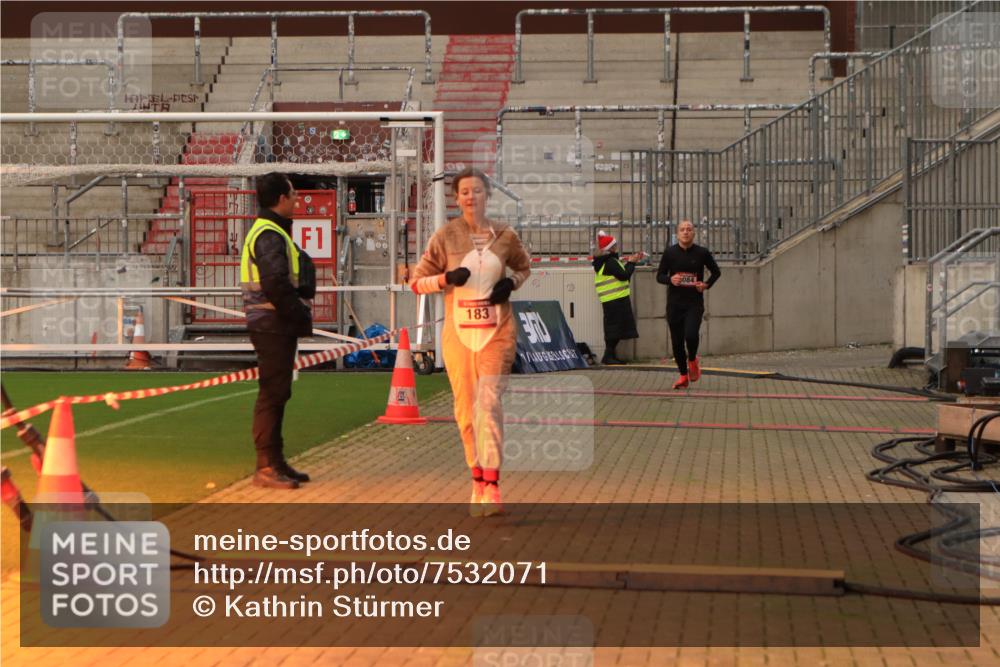08.12.2024 - St. Pauli X-Mass-Run No. 14 Kathrin Stürmer Photography http://msf.ph/oto/7532071 08.12.2024 09:53:11 Ziel  meine-sportfotos.de