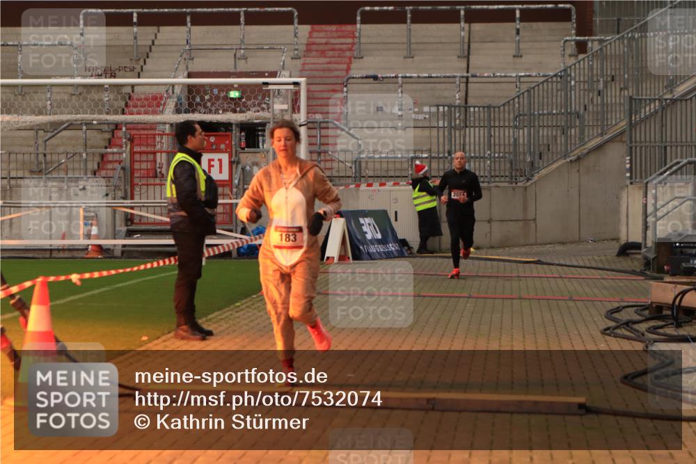 08.12.2024 - St. Pauli X-Mass-Run No. 14 Kathrin Stürmer Photography http://msf.ph/oto/7532074 08.12.2024 09:53:11 Ziel  meine-sportfotos.de