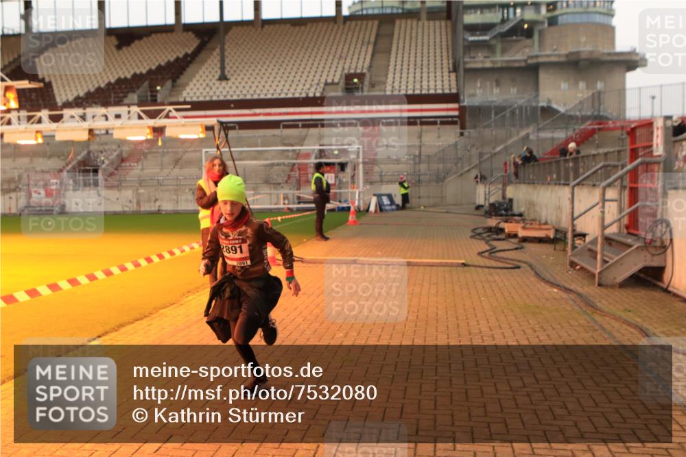08.12.2024 - St. Pauli X-Mass-Run No. 14 Kathrin Stürmer Photography http://msf.ph/oto/7532080 08.12.2024 09:54:46 Ziel  meine-sportfotos.de