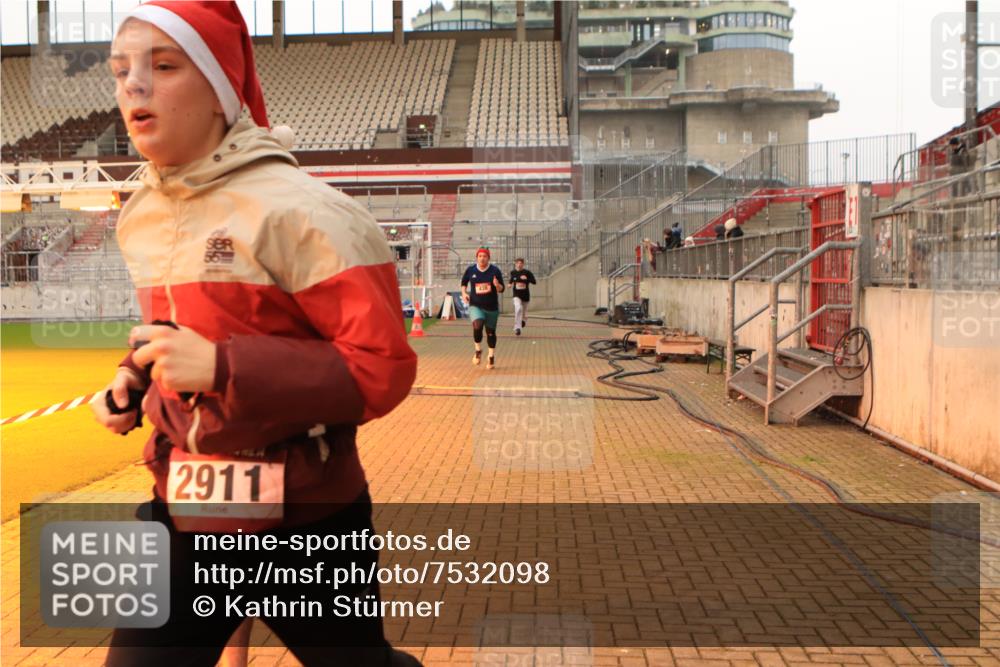 08.12.2024 - St. Pauli X-Mass-Run No. 14 Kathrin Stürmer Photography http://msf.ph/oto/7532098 08.12.2024 09:55:43 Ziel  meine-sportfotos.de