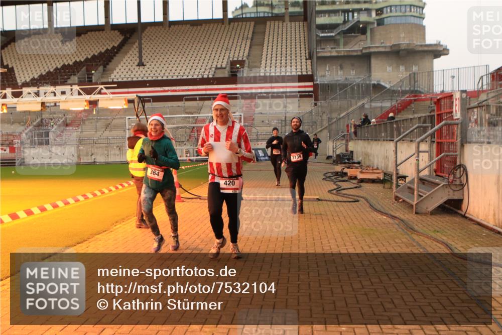 08.12.2024 - St. Pauli X-Mass-Run No. 14 Kathrin Stürmer Photography http://msf.ph/oto/7532104 08.12.2024 09:56:51 Ziel  meine-sportfotos.de