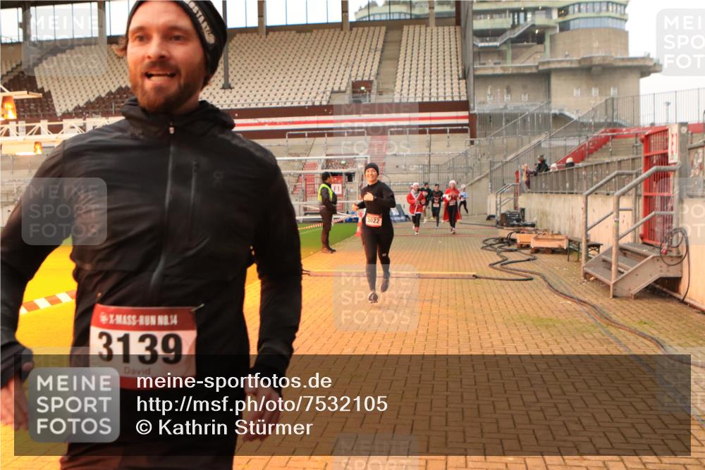 08.12.2024 - St. Pauli X-Mass-Run No. 14 Kathrin Stürmer Photography http://msf.ph/oto/7532105 08.12.2024 09:56:53 Ziel  meine-sportfotos.de
