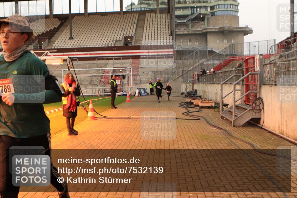 08.12.2024 - St. Pauli X-Mass-Run No. 14 Kathrin Stürmer Photography http://msf.ph/oto/7532139 08.12.2024 09:57:57 Ziel  meine-sportfotos.de