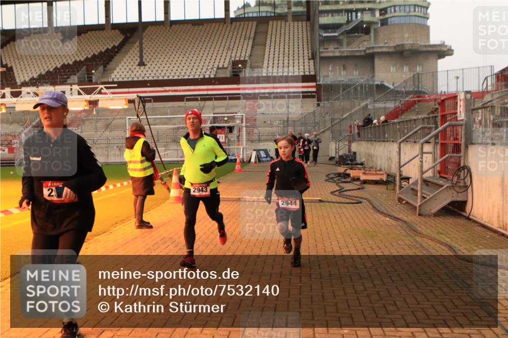 08.12.2024 - St. Pauli X-Mass-Run No. 14 Kathrin Stürmer Photography http://msf.ph/oto/7532140 08.12.2024 09:58:02 Ziel  meine-sportfotos.de