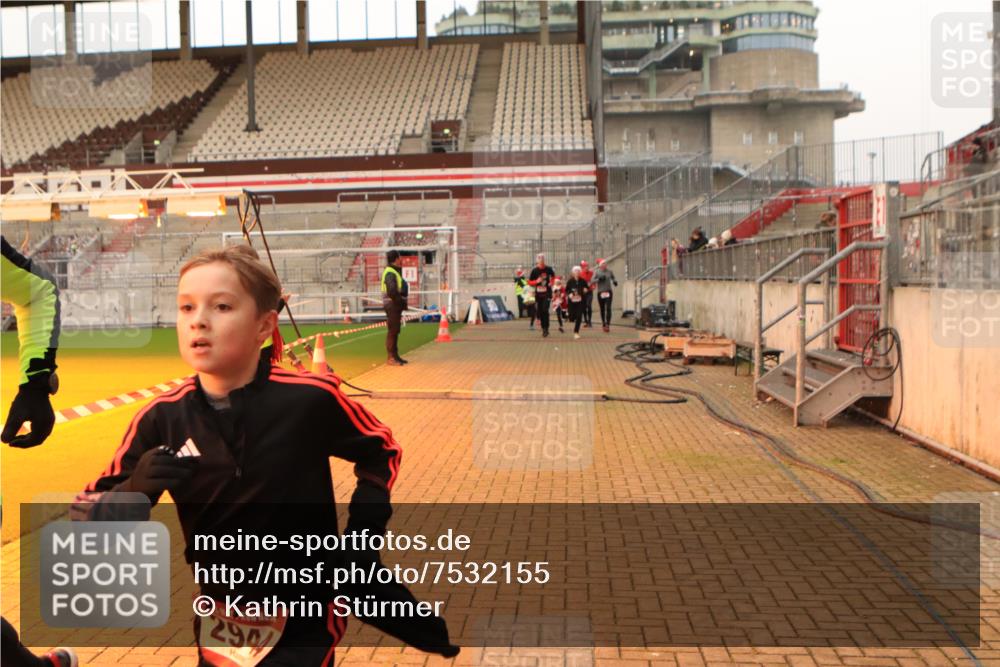 08.12.2024 - St. Pauli X-Mass-Run No. 14 Kathrin Stürmer Photography http://msf.ph/oto/7532155 08.12.2024 09:58:03 Ziel  meine-sportfotos.de