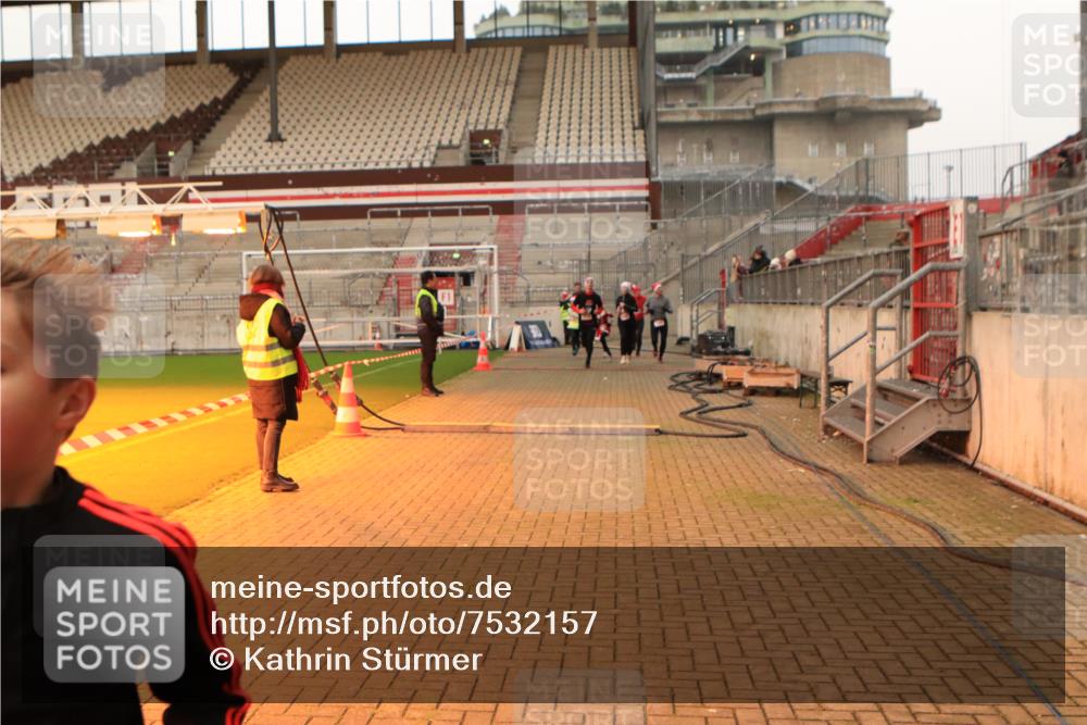 08.12.2024 - St. Pauli X-Mass-Run No. 14 Kathrin Stürmer Photography http://msf.ph/oto/7532157 08.12.2024 09:58:03 Ziel  meine-sportfotos.de