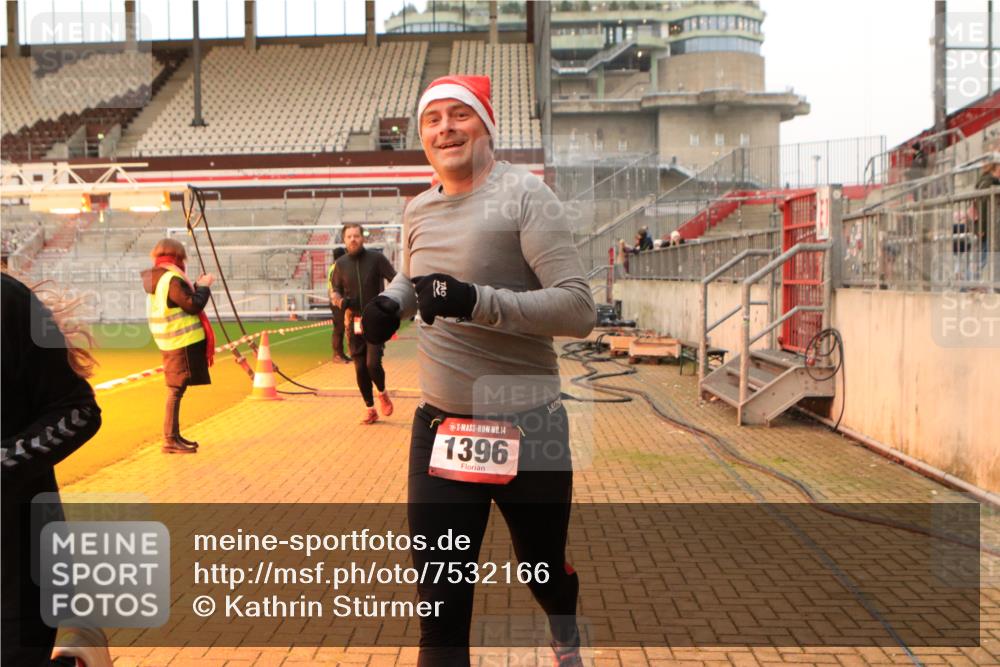 08.12.2024 - St. Pauli X-Mass-Run No. 14 Kathrin Stürmer Photography http://msf.ph/oto/7532166 08.12.2024 09:58:09 Ziel  meine-sportfotos.de