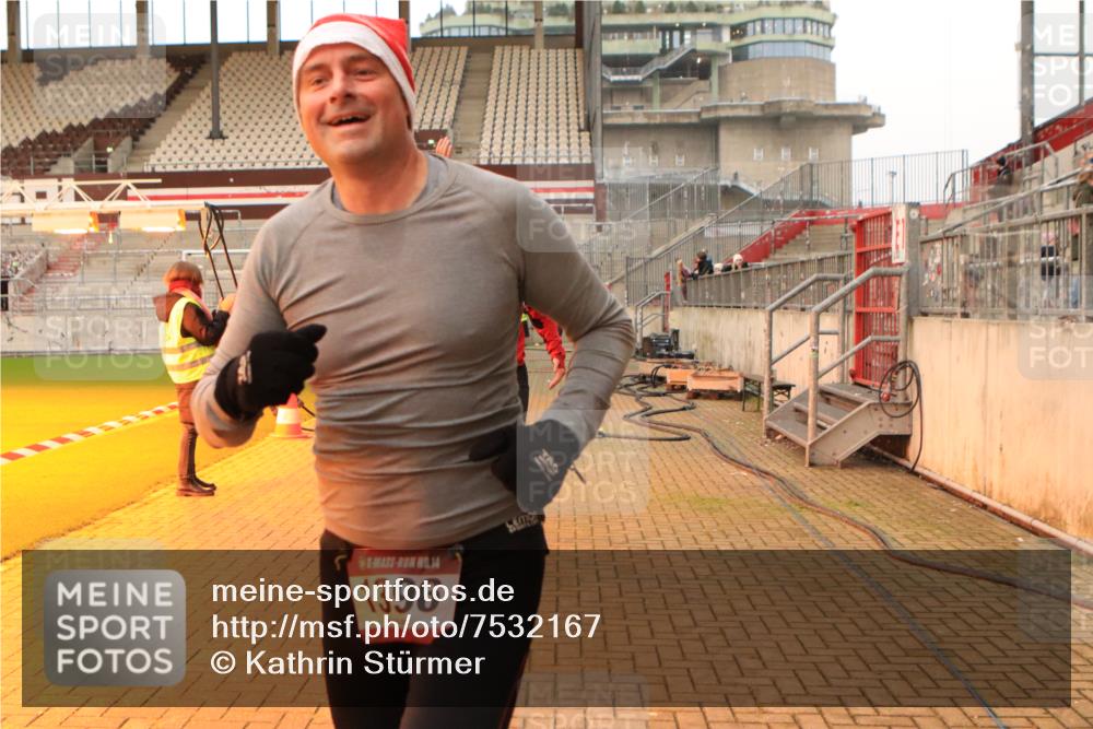 08.12.2024 - St. Pauli X-Mass-Run No. 14 Kathrin Stürmer Photography http://msf.ph/oto/7532167 08.12.2024 09:58:09 Ziel  meine-sportfotos.de
