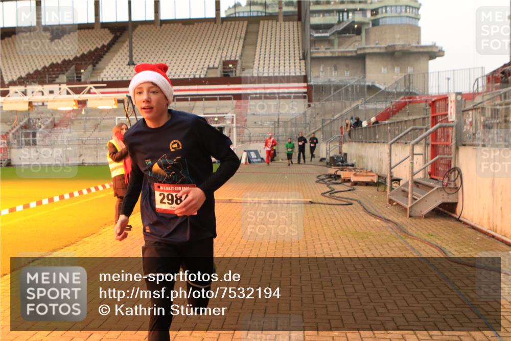 08.12.2024 - St. Pauli X-Mass-Run No. 14 Kathrin Stürmer Photography http://msf.ph/oto/7532194 08.12.2024 09:58:29 Ziel  meine-sportfotos.de