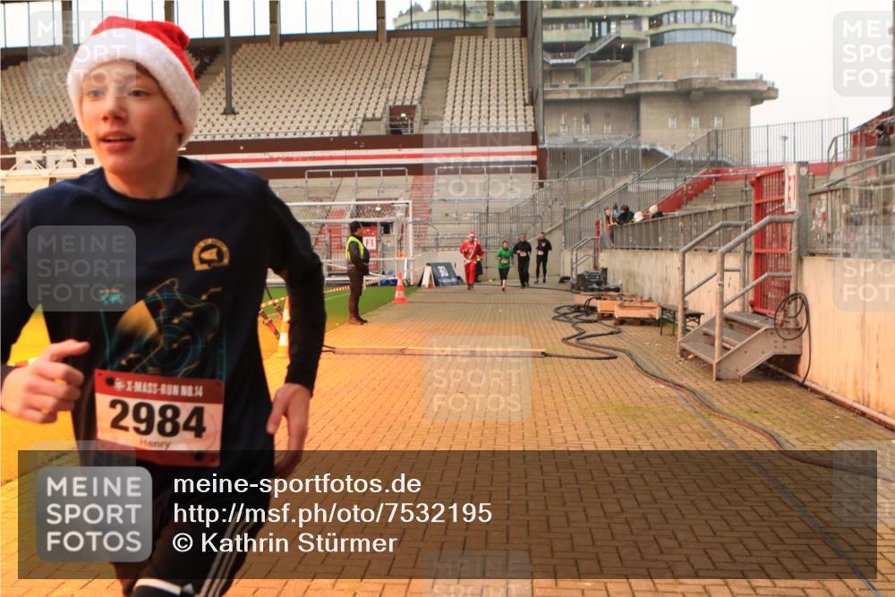 08.12.2024 - St. Pauli X-Mass-Run No. 14 Kathrin Stürmer Photography http://msf.ph/oto/7532195 08.12.2024 09:58:30 Ziel  meine-sportfotos.de