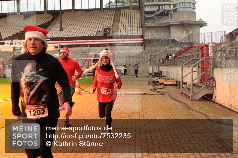 08.12.2024 - St. Pauli X-Mass-Run No. 14 Kathrin Stürmer Photography http://msf.ph/oto/7532235 08.12.2024 09:59:03 Ziel  meine-sportfotos.de