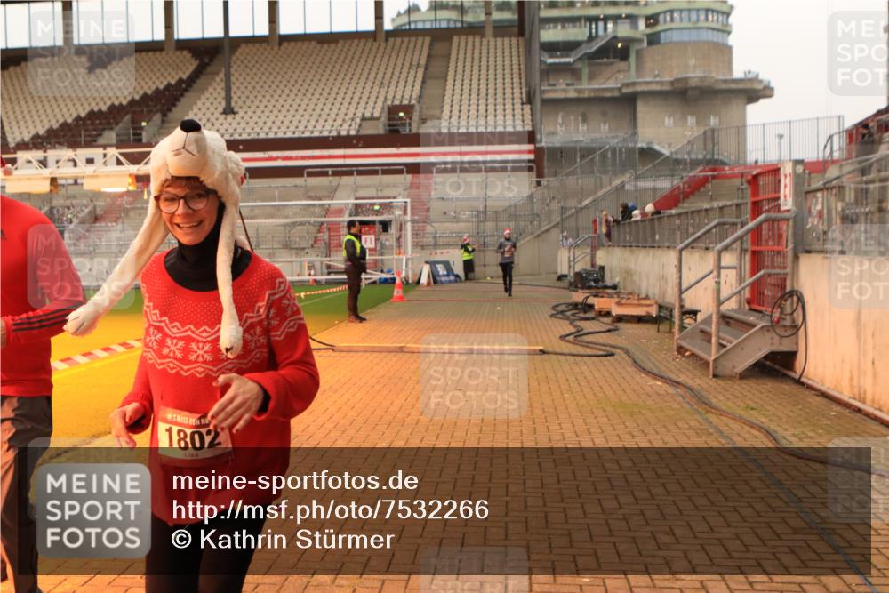 08.12.2024 - St. Pauli X-Mass-Run No. 14 Kathrin Stürmer Photography http://msf.ph/oto/7532266 08.12.2024 09:59:04 Ziel  meine-sportfotos.de