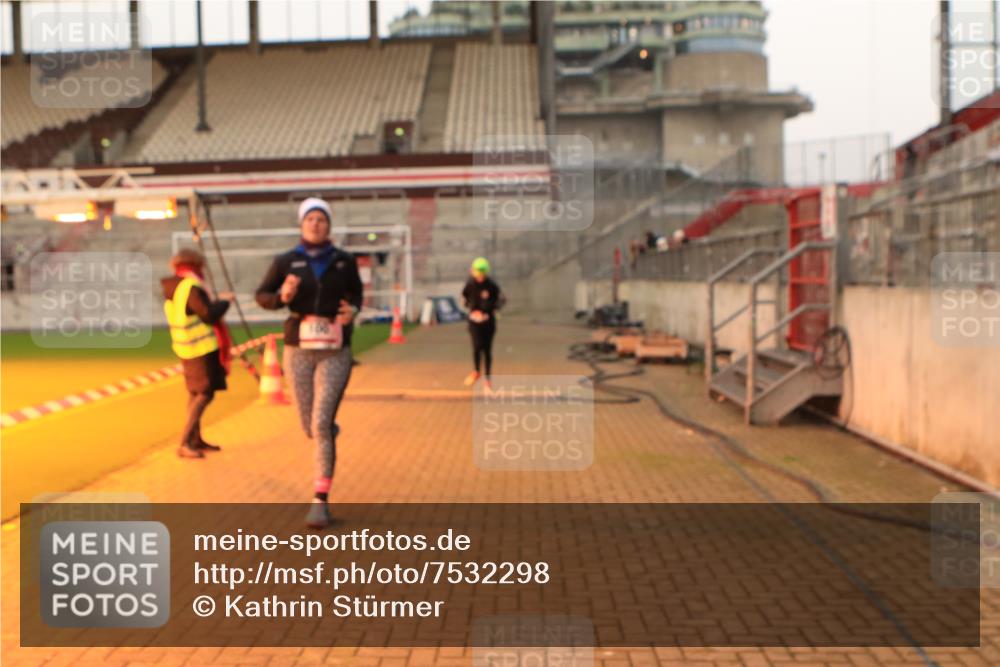 08.12.2024 - St. Pauli X-Mass-Run No. 14 Kathrin Stürmer Photography http://msf.ph/oto/7532298 08.12.2024 09:59:32 Ziel  meine-sportfotos.de