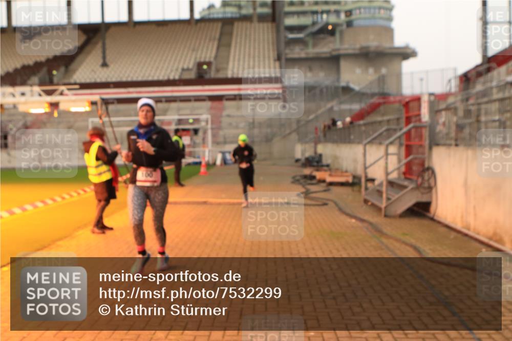 08.12.2024 - St. Pauli X-Mass-Run No. 14 Kathrin Stürmer Photography http://msf.ph/oto/7532299 08.12.2024 09:59:32 Ziel  meine-sportfotos.de