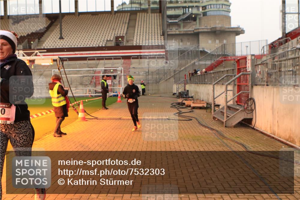 08.12.2024 - St. Pauli X-Mass-Run No. 14 Kathrin Stürmer Photography http://msf.ph/oto/7532303 08.12.2024 09:59:33 Ziel  meine-sportfotos.de