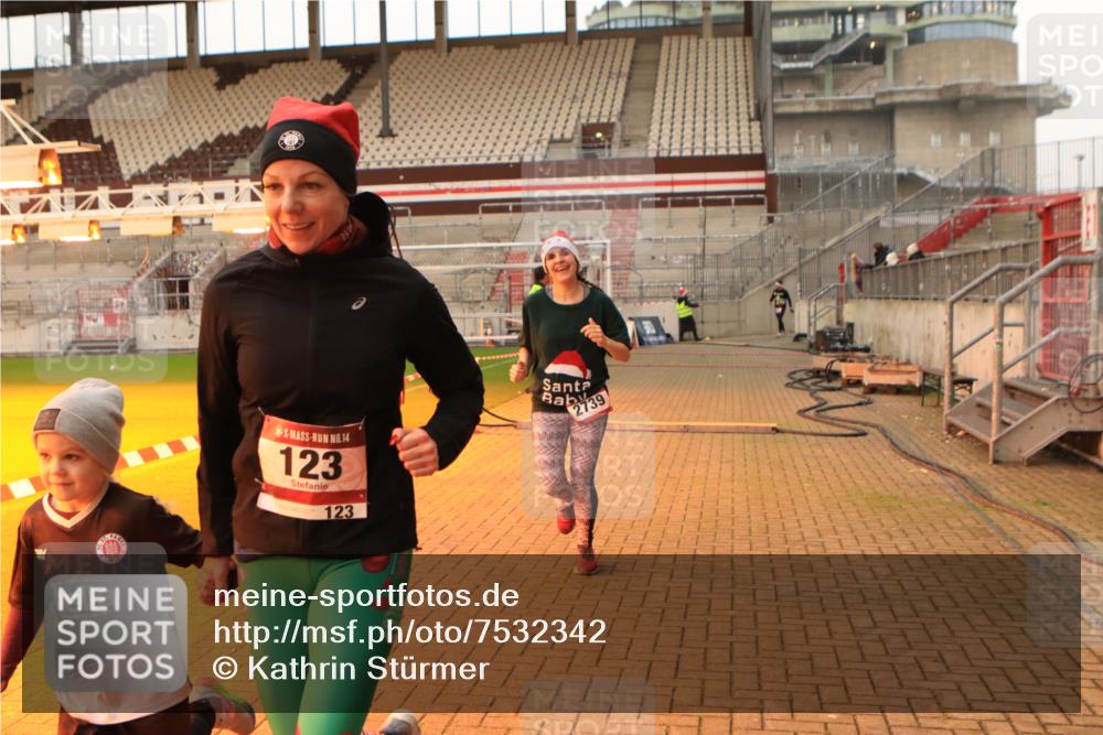 08.12.2024 - St. Pauli X-Mass-Run No. 14 Kathrin Stürmer Photography http://msf.ph/oto/7532342 08.12.2024 09:59:49 Ziel  meine-sportfotos.de