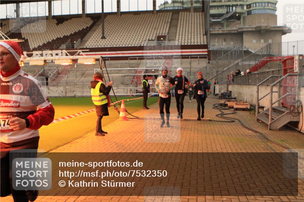 08.12.2024 - St. Pauli X-Mass-Run No. 14 Kathrin Stürmer Photography http://msf.ph/oto/7532350 08.12.2024 10:00:05 Ziel  meine-sportfotos.de