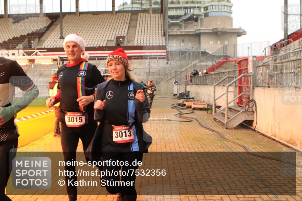 08.12.2024 - St. Pauli X-Mass-Run No. 14 Kathrin Stürmer Photography http://msf.ph/oto/7532356 08.12.2024 10:00:08 Ziel  meine-sportfotos.de