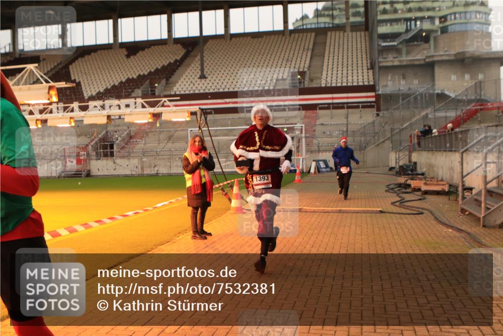 08.12.2024 - St. Pauli X-Mass-Run No. 14 Kathrin Stürmer Photography http://msf.ph/oto/7532381 08.12.2024 10:00:18 Ziel  meine-sportfotos.de