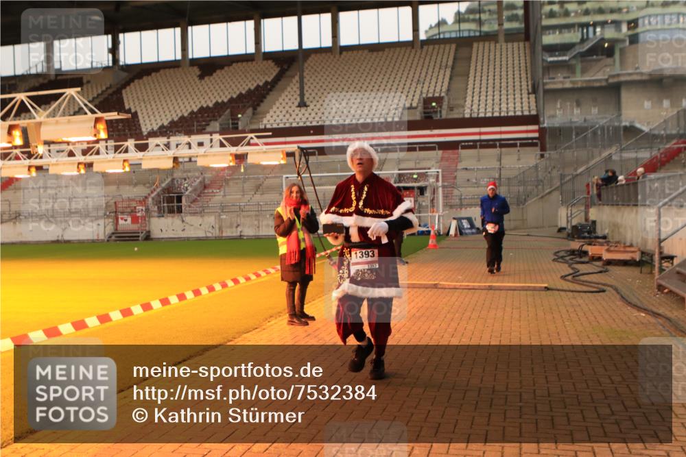 08.12.2024 - St. Pauli X-Mass-Run No. 14 Kathrin Stürmer Photography http://msf.ph/oto/7532384 08.12.2024 10:00:18 Ziel  meine-sportfotos.de