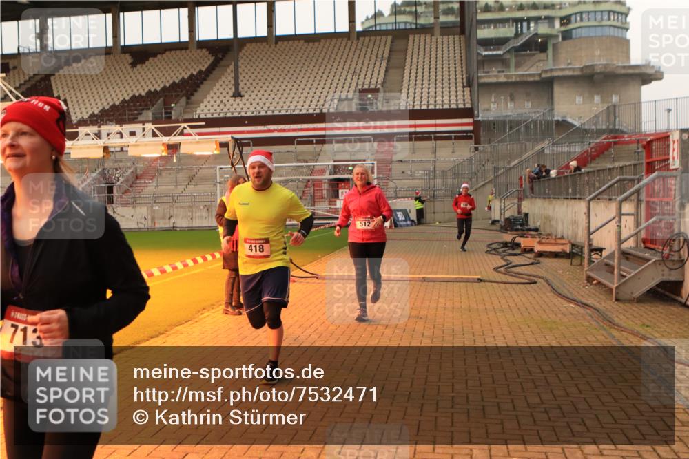 08.12.2024 - St. Pauli X-Mass-Run No. 14 Kathrin Stürmer Photography http://msf.ph/oto/7532471 08.12.2024 10:01:09 Ziel  meine-sportfotos.de