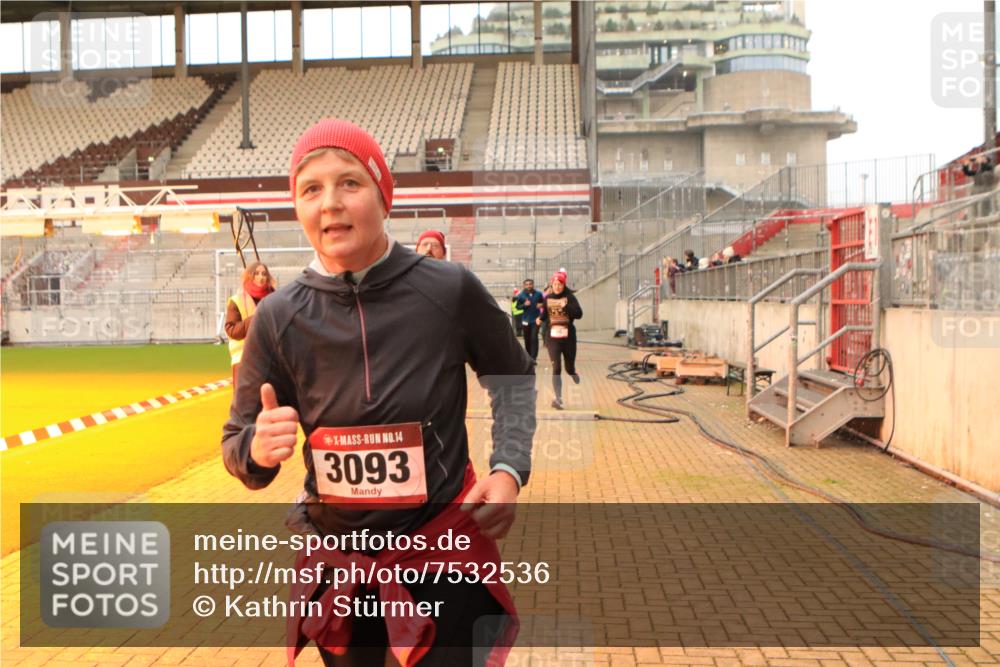 08.12.2024 - St. Pauli X-Mass-Run No. 14 Kathrin Stürmer Photography http://msf.ph/oto/7532536 08.12.2024 10:01:45 Ziel  meine-sportfotos.de