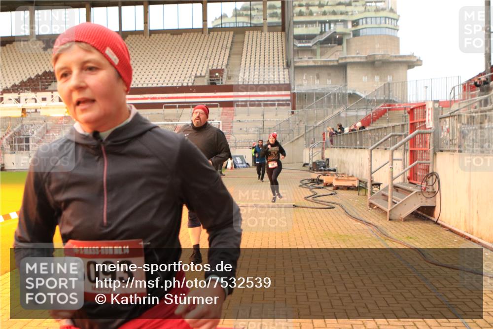 08.12.2024 - St. Pauli X-Mass-Run No. 14 Kathrin Stürmer Photography http://msf.ph/oto/7532539 08.12.2024 10:01:45 Ziel  meine-sportfotos.de