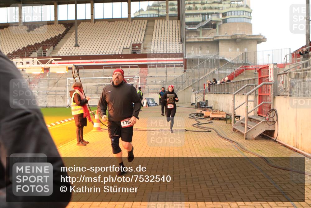 08.12.2024 - St. Pauli X-Mass-Run No. 14 Kathrin Stürmer Photography http://msf.ph/oto/7532540 08.12.2024 10:01:45 Ziel  meine-sportfotos.de
