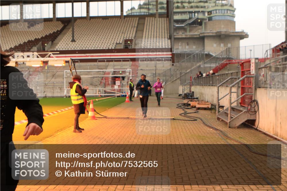 08.12.2024 - St. Pauli X-Mass-Run No. 14 Kathrin Stürmer Photography http://msf.ph/oto/7532565 08.12.2024 10:01:48 Ziel  meine-sportfotos.de