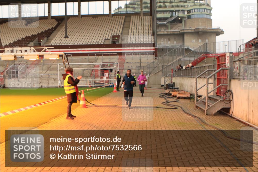 08.12.2024 - St. Pauli X-Mass-Run No. 14 Kathrin Stürmer Photography http://msf.ph/oto/7532566 08.12.2024 10:01:48 Ziel  meine-sportfotos.de