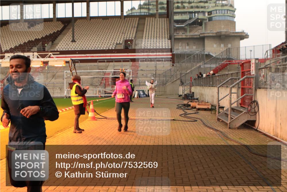 08.12.2024 - St. Pauli X-Mass-Run No. 14 Kathrin Stürmer Photography http://msf.ph/oto/7532569 08.12.2024 10:01:51 Ziel  meine-sportfotos.de