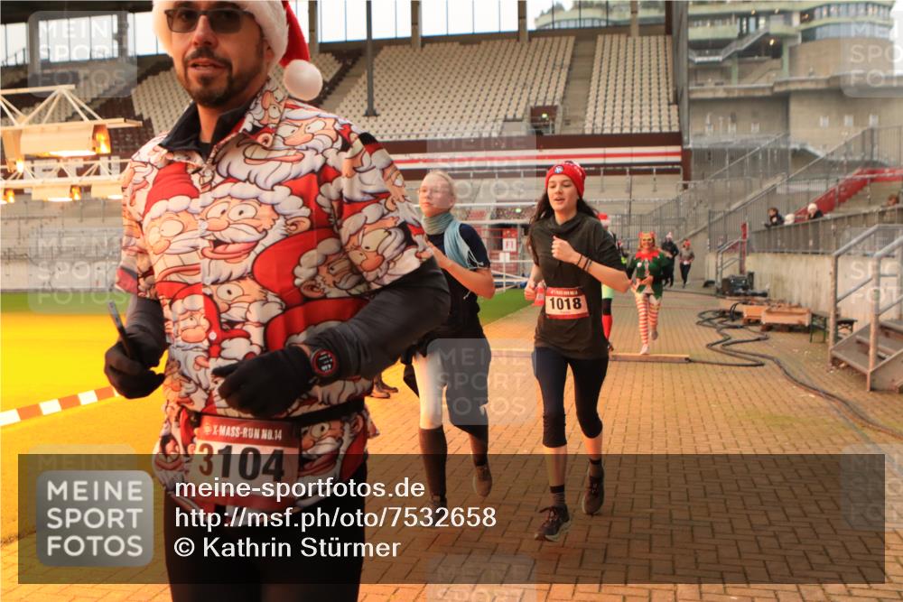 08.12.2024 - St. Pauli X-Mass-Run No. 14 Kathrin Stürmer Photography http://msf.ph/oto/7532658 08.12.2024 10:02:35 Ziel  meine-sportfotos.de