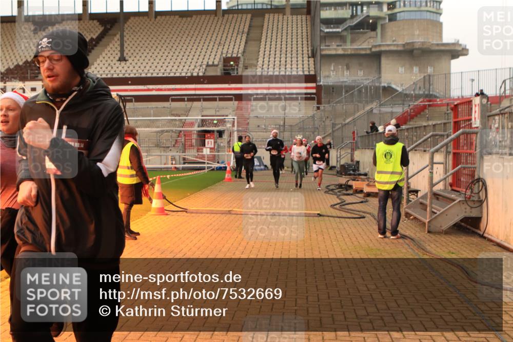 08.12.2024 - St. Pauli X-Mass-Run No. 14 Kathrin Stürmer Photography http://msf.ph/oto/7532669 08.12.2024 10:03:29 Ziel  meine-sportfotos.de