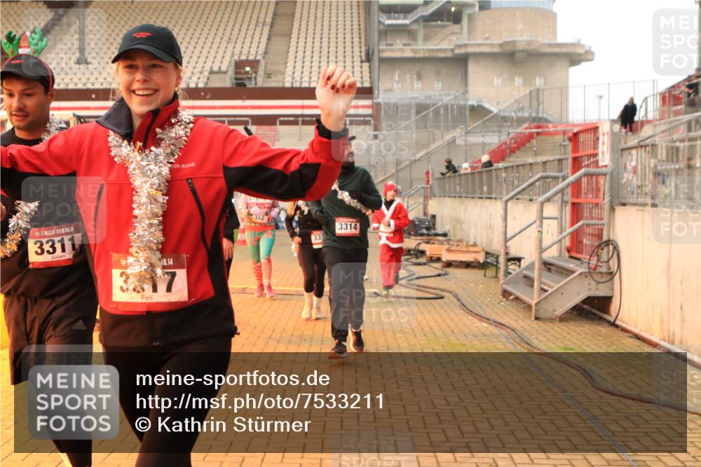 08.12.2024 - St. Pauli X-Mass-Run No. 14 Kathrin Stürmer Photography http://msf.ph/oto/7533211 08.12.2024 10:04:52 Ziel  meine-sportfotos.de
