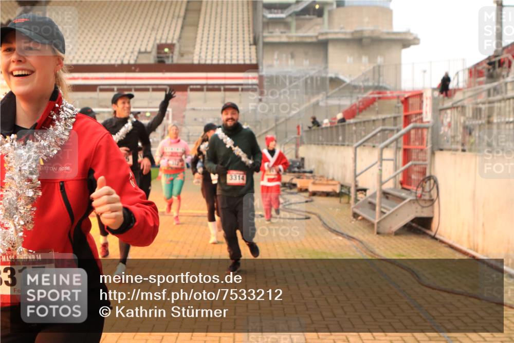 08.12.2024 - St. Pauli X-Mass-Run No. 14 Kathrin Stürmer Photography http://msf.ph/oto/7533212 08.12.2024 10:04:53 Ziel  meine-sportfotos.de