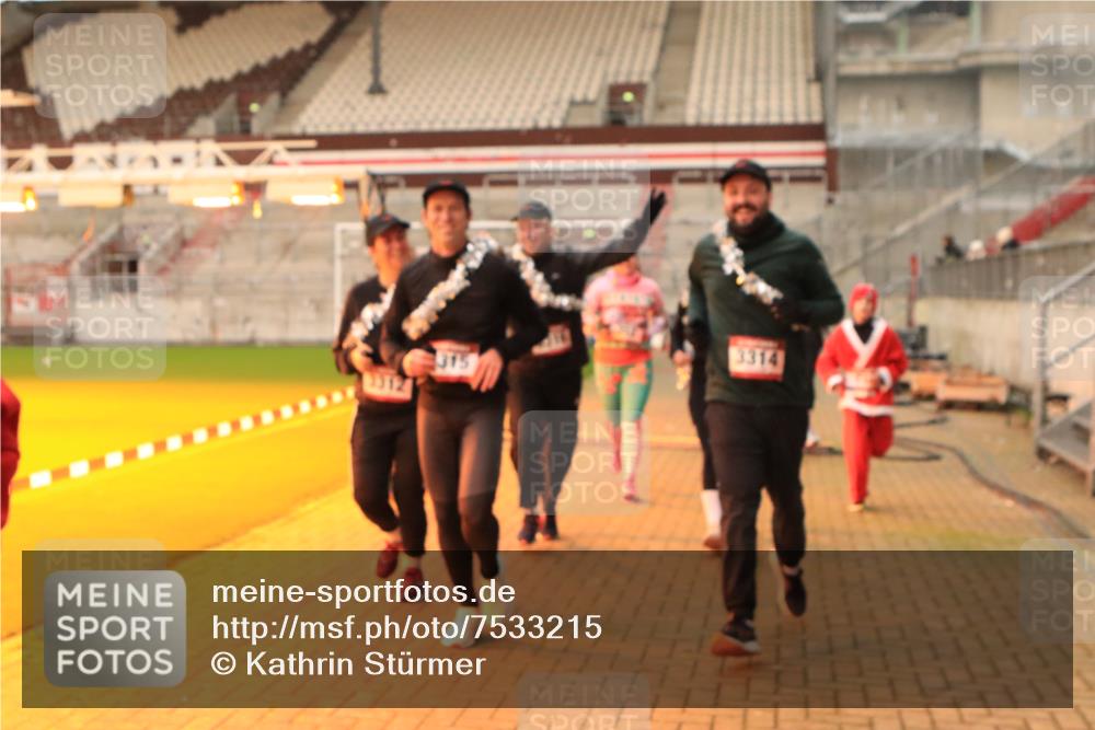 08.12.2024 - St. Pauli X-Mass-Run No. 14 Kathrin Stürmer Photography http://msf.ph/oto/7533215 08.12.2024 10:04:53 Ziel  meine-sportfotos.de
