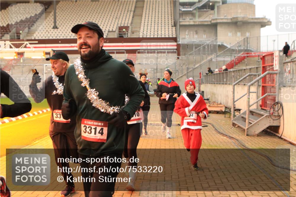 08.12.2024 - St. Pauli X-Mass-Run No. 14 Kathrin Stürmer Photography http://msf.ph/oto/7533220 08.12.2024 10:04:54 Ziel  meine-sportfotos.de