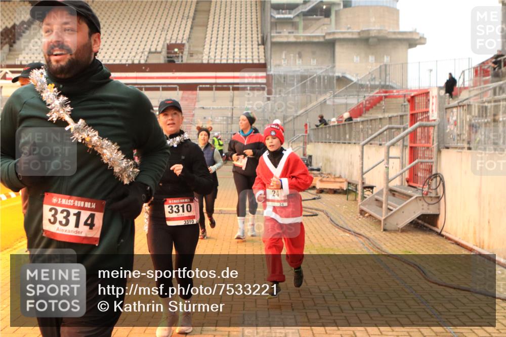 08.12.2024 - St. Pauli X-Mass-Run No. 14 Kathrin Stürmer Photography http://msf.ph/oto/7533221 08.12.2024 10:04:54 Ziel  meine-sportfotos.de