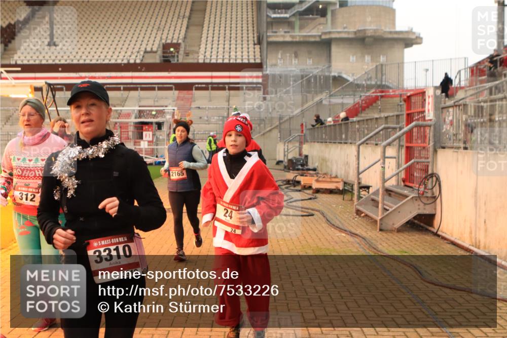 08.12.2024 - St. Pauli X-Mass-Run No. 14 Kathrin Stürmer Photography http://msf.ph/oto/7533226 08.12.2024 10:04:55 Ziel  meine-sportfotos.de