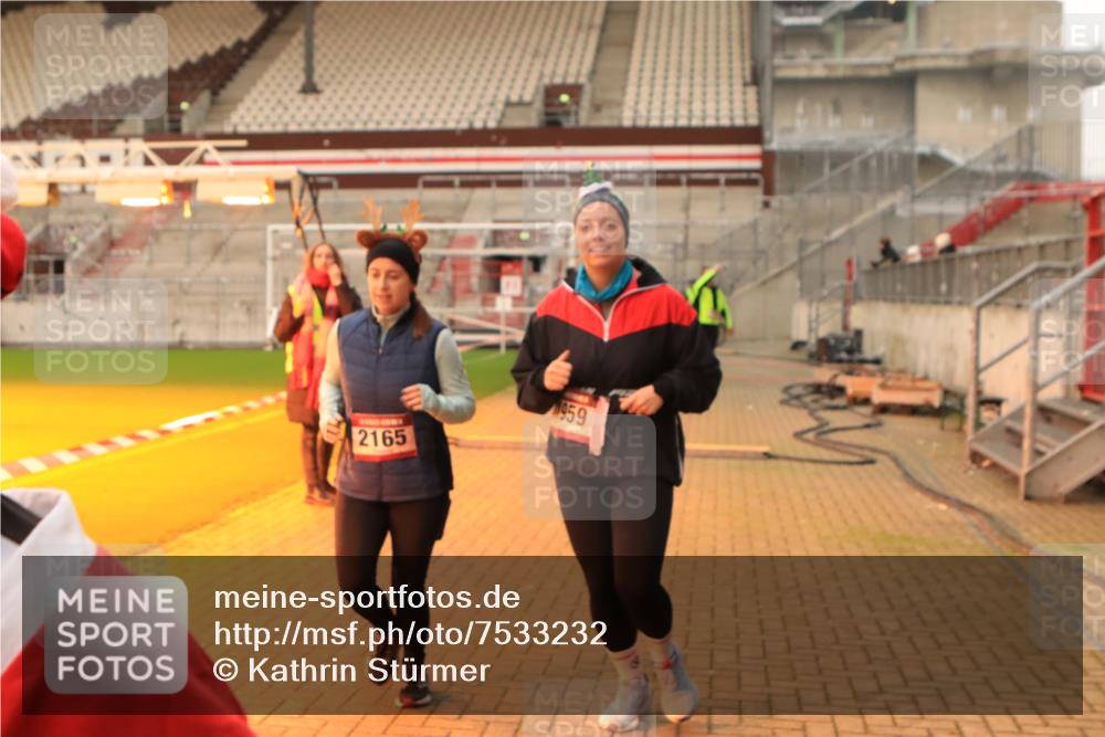 08.12.2024 - St. Pauli X-Mass-Run No. 14 Kathrin Stürmer Photography http://msf.ph/oto/7533232 08.12.2024 10:04:56 Ziel  meine-sportfotos.de