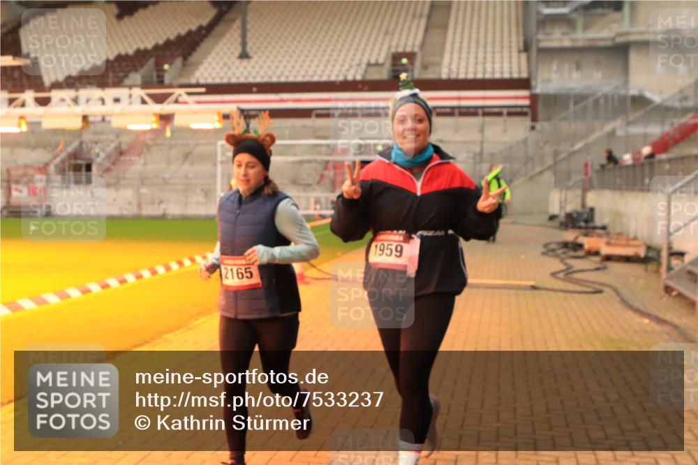 08.12.2024 - St. Pauli X-Mass-Run No. 14 Kathrin Stürmer Photography http://msf.ph/oto/7533237 08.12.2024 10:04:56 Ziel  meine-sportfotos.de