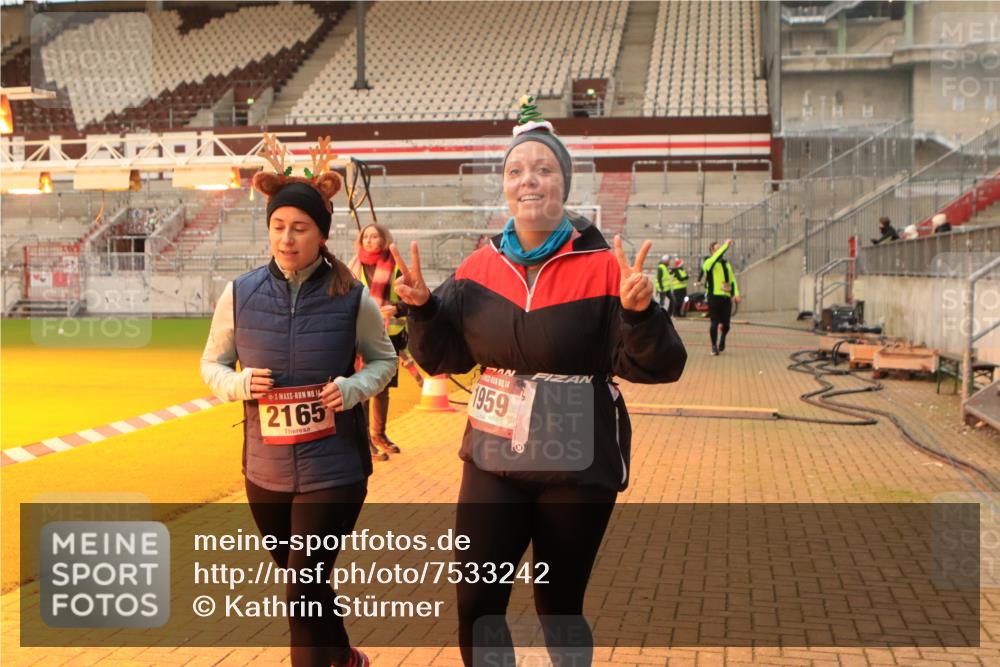 08.12.2024 - St. Pauli X-Mass-Run No. 14 Kathrin Stürmer Photography http://msf.ph/oto/7533242 08.12.2024 10:04:57 Ziel  meine-sportfotos.de