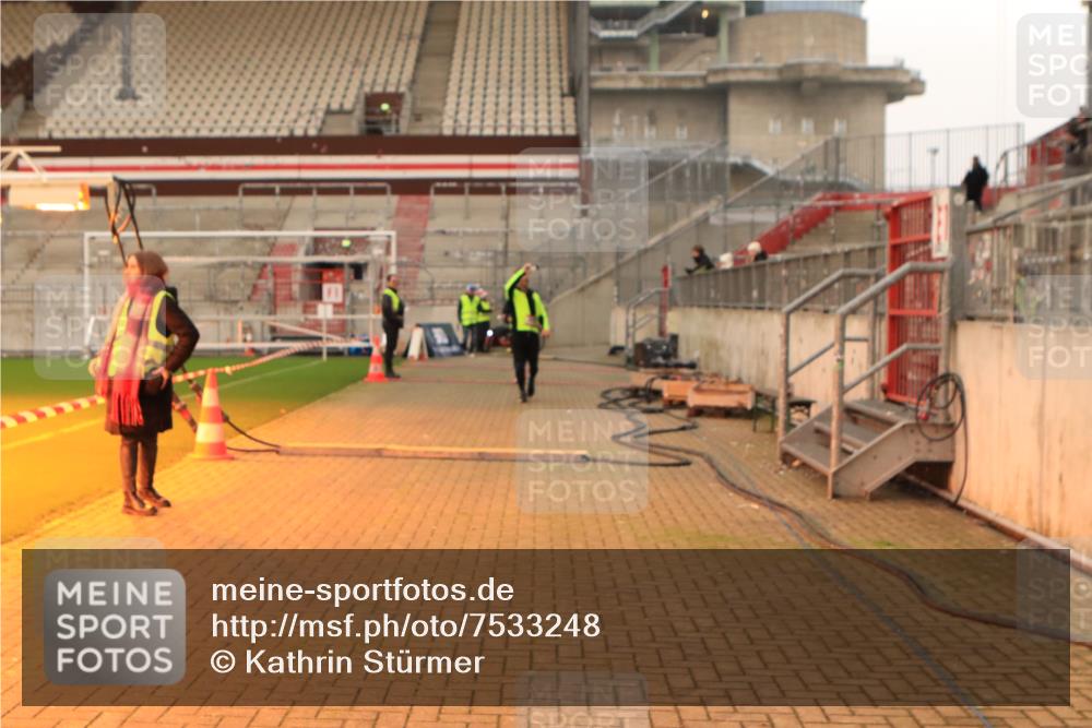 08.12.2024 - St. Pauli X-Mass-Run No. 14 Kathrin Stürmer Photography http://msf.ph/oto/7533248 08.12.2024 10:04:58 Ziel  meine-sportfotos.de