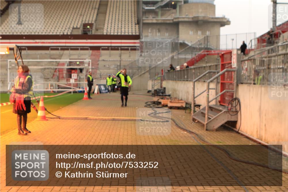 08.12.2024 - St. Pauli X-Mass-Run No. 14 Kathrin Stürmer Photography http://msf.ph/oto/7533252 08.12.2024 10:04:58 Ziel  meine-sportfotos.de