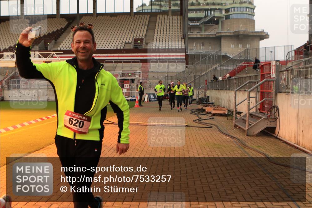 08.12.2024 - St. Pauli X-Mass-Run No. 14 Kathrin Stürmer Photography http://msf.ph/oto/7533257 08.12.2024 10:05:05 Ziel  meine-sportfotos.de