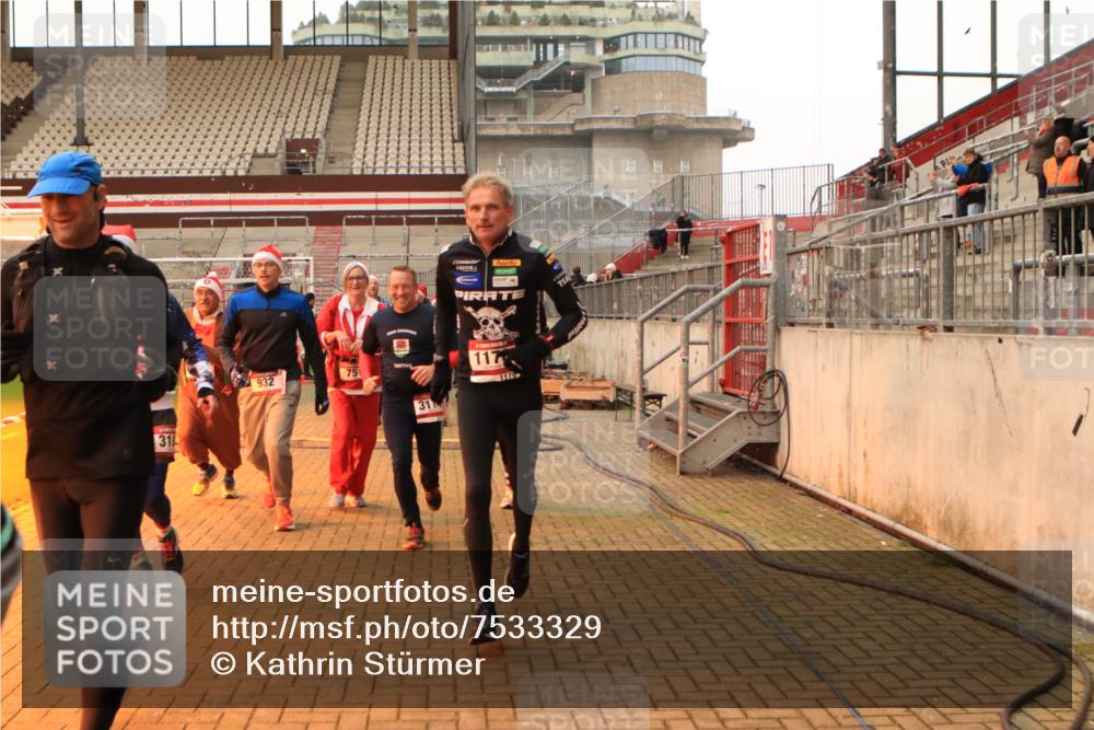 08.12.2024 - St. Pauli X-Mass-Run No. 14 Kathrin Stürmer Photography http://msf.ph/oto/7533329 08.12.2024 10:05:26 Ziel  meine-sportfotos.de
